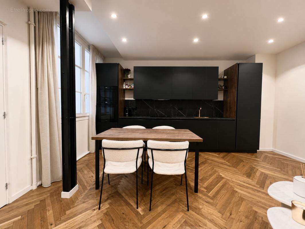 Appartement à PARIS-8E