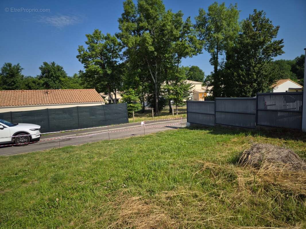 Terrain constructible dans petit lotissement, emplacement qualitatif avec vue sur bosquet - photo 3