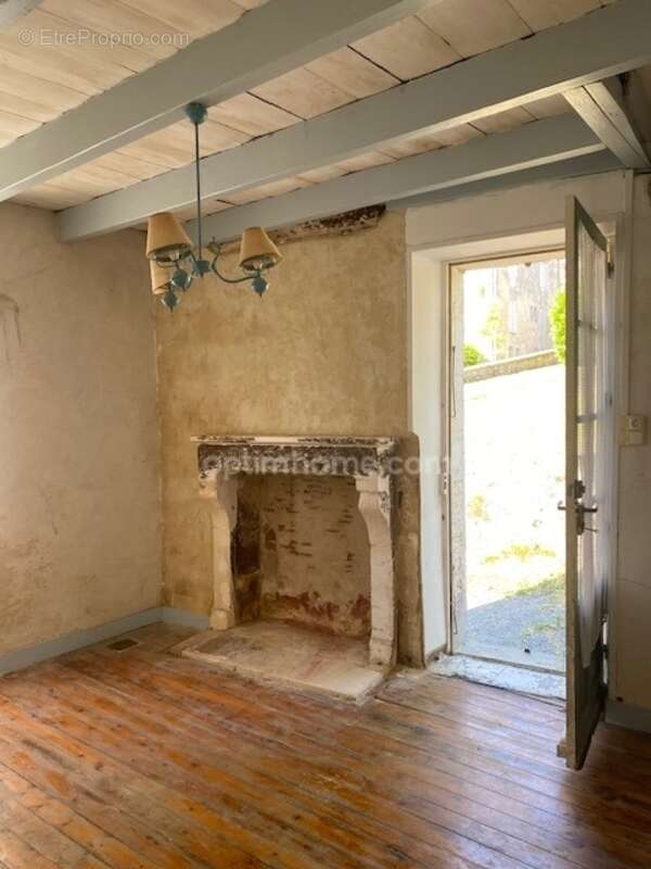 Maison à VILLEBOIS-LAVALETTE
