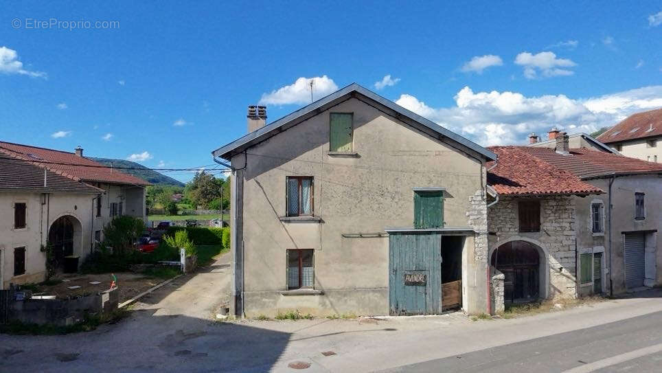 Maison à CHAVANNES-SUR-SURAN