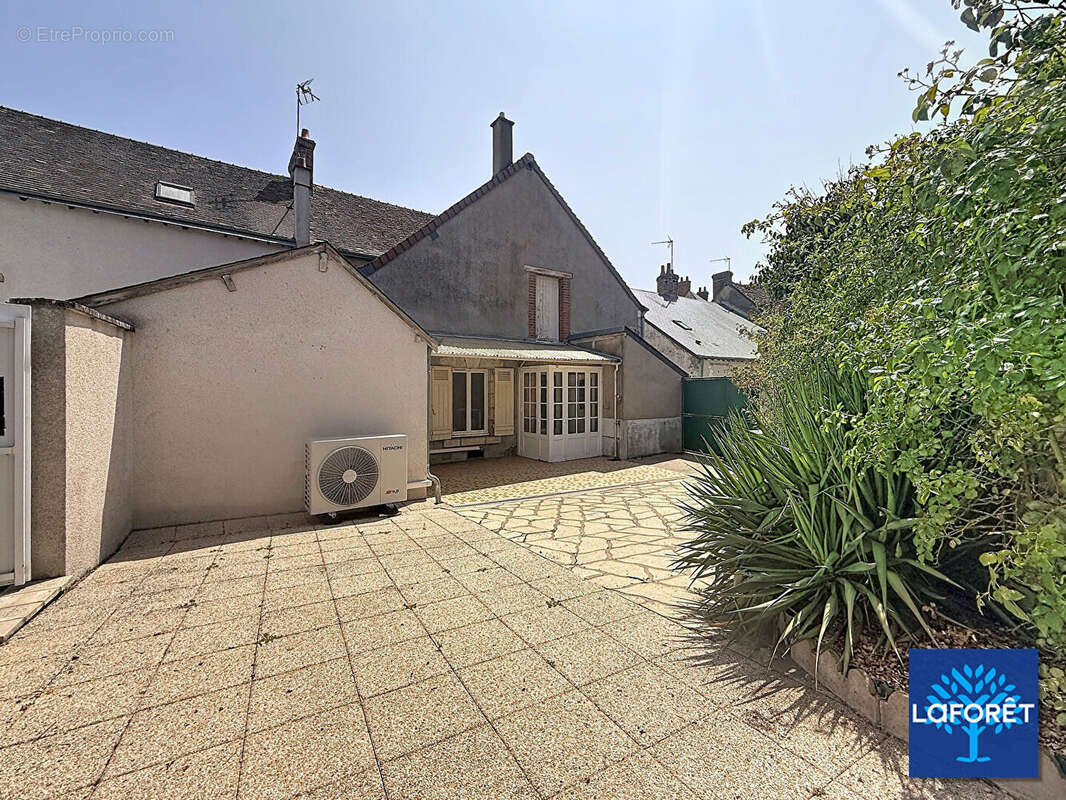 À seulement 10 minutes de Blois, laissez-vous séduire par cette maison pleine de charme. - photo 2