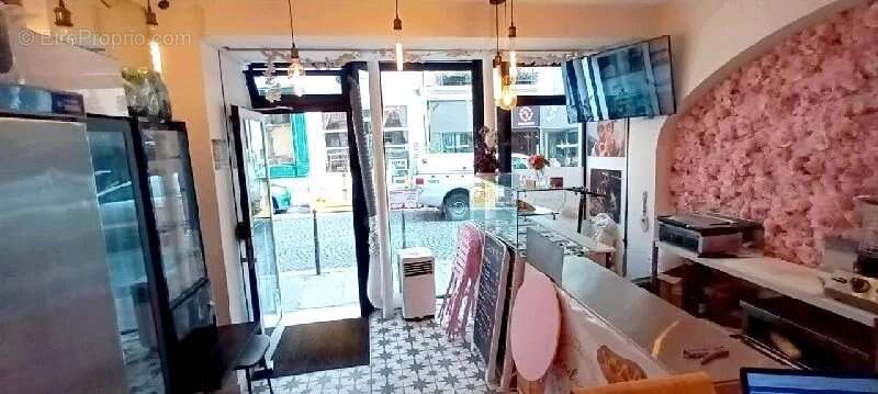 Commerce à PARIS-8E