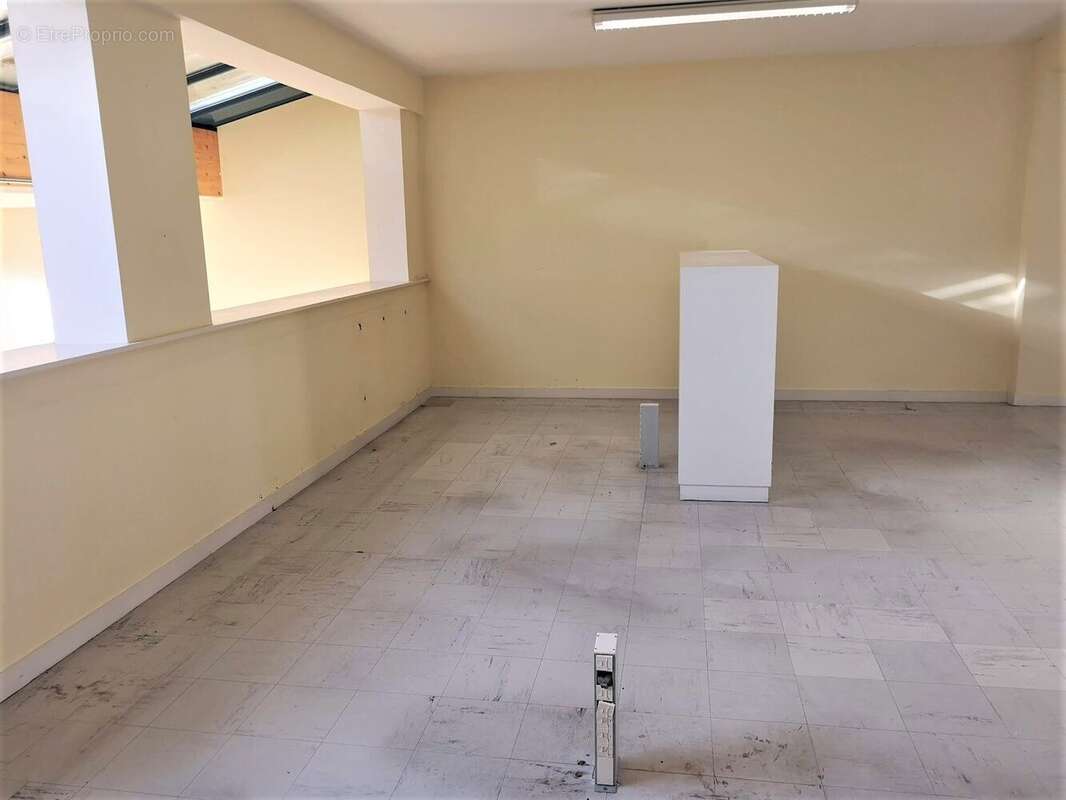 Commerce à SAINT-MARTIN-DES-CHAMPS