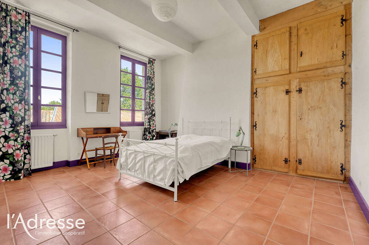 Exclusivité l'Adresse - Le BURGAUD - Maison de maître d'environ 290 m² avec parc arboré de 2 492 m², pigeonnier et dépendances - photo 7