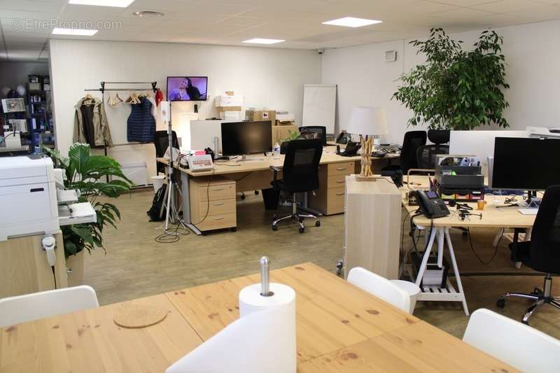 Commerce à MEYREUIL