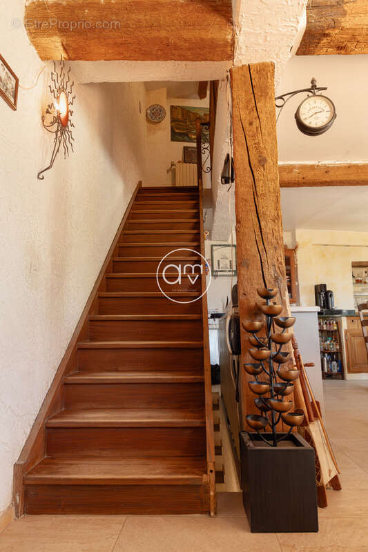 SOLLIES-PONT - Maison familiale de 160m2 avec jardin, terrasse, garage et stationnements - photo 6