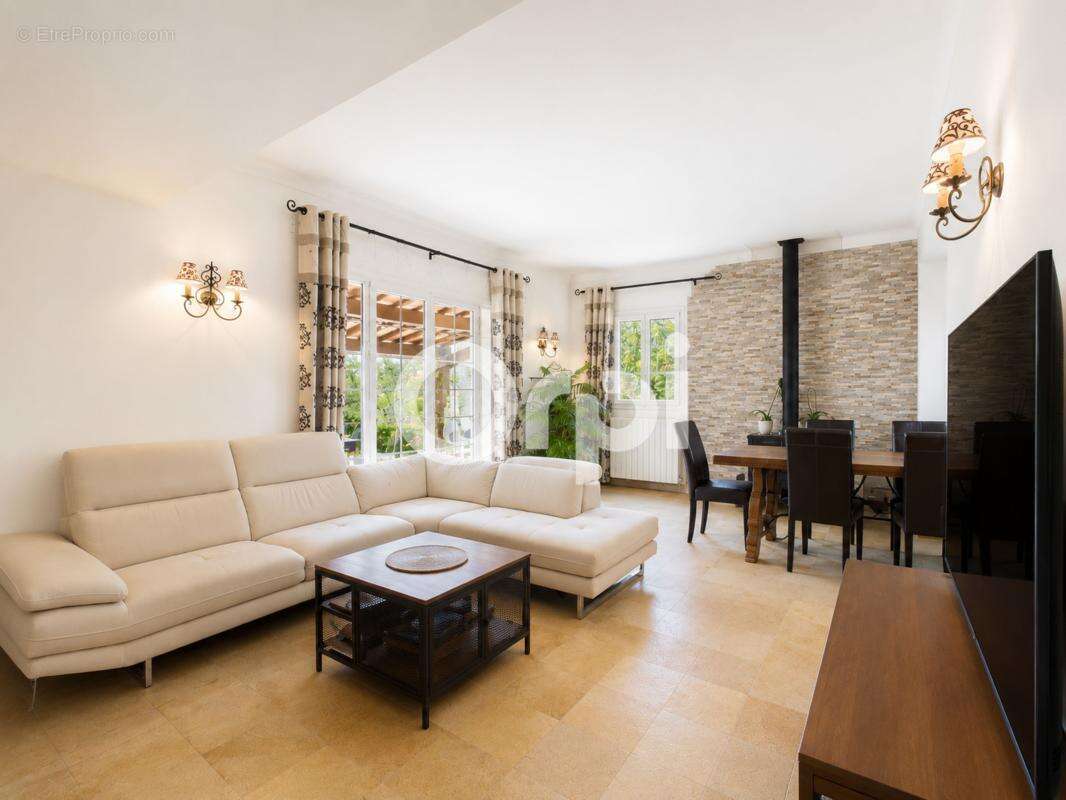 Double garage - hyper calme - grand terrain plat - piscine - pool house - photo 11