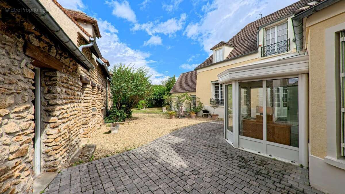 Maison à CHEVRY-COSSIGNY