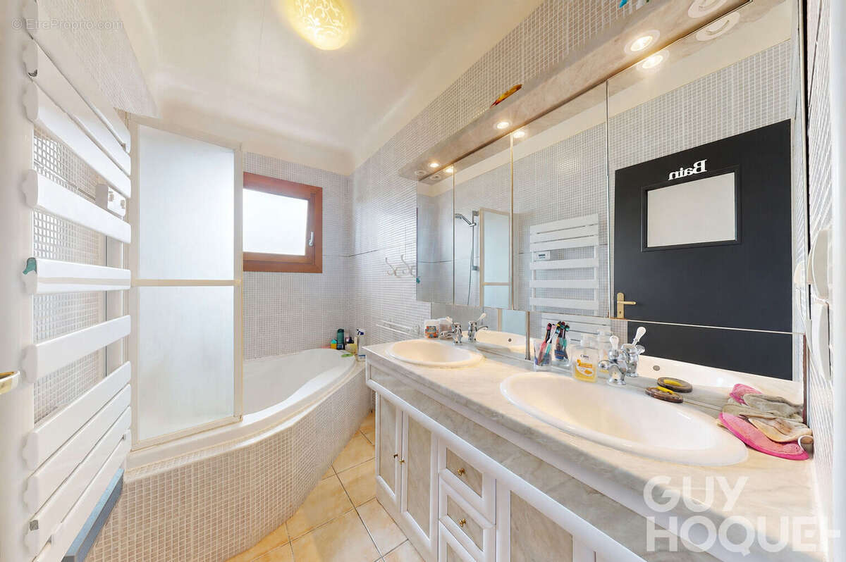 Grande maison familiale de 144 m² au centre-ville d'Hagetmau - photo 7