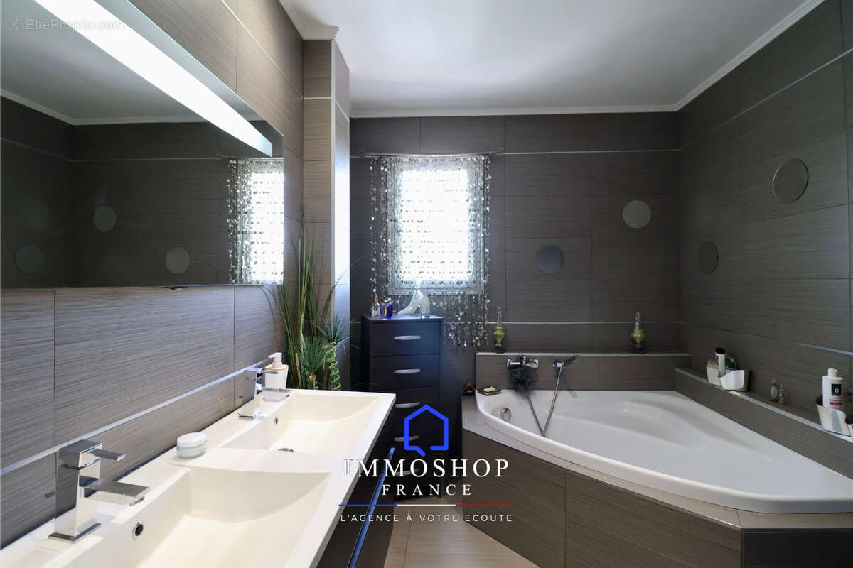 Maison à SIMIANE-COLLONGUE