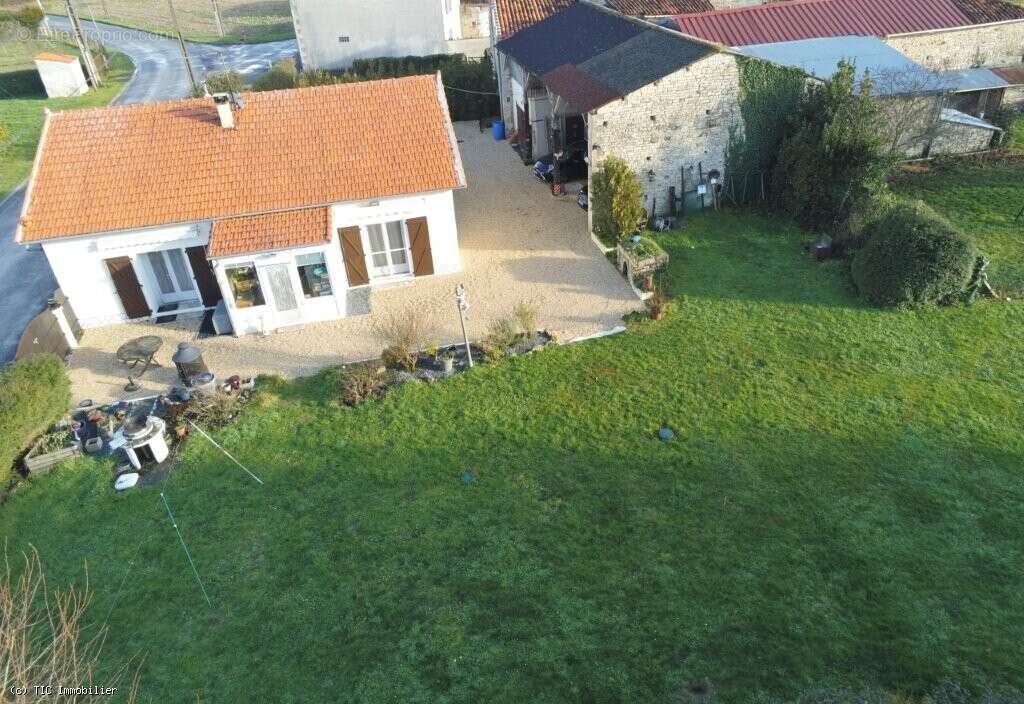 Maison à AIGRE