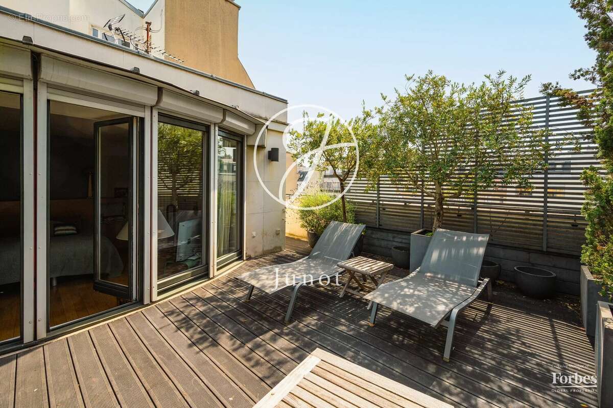Appartement à PARIS-16E