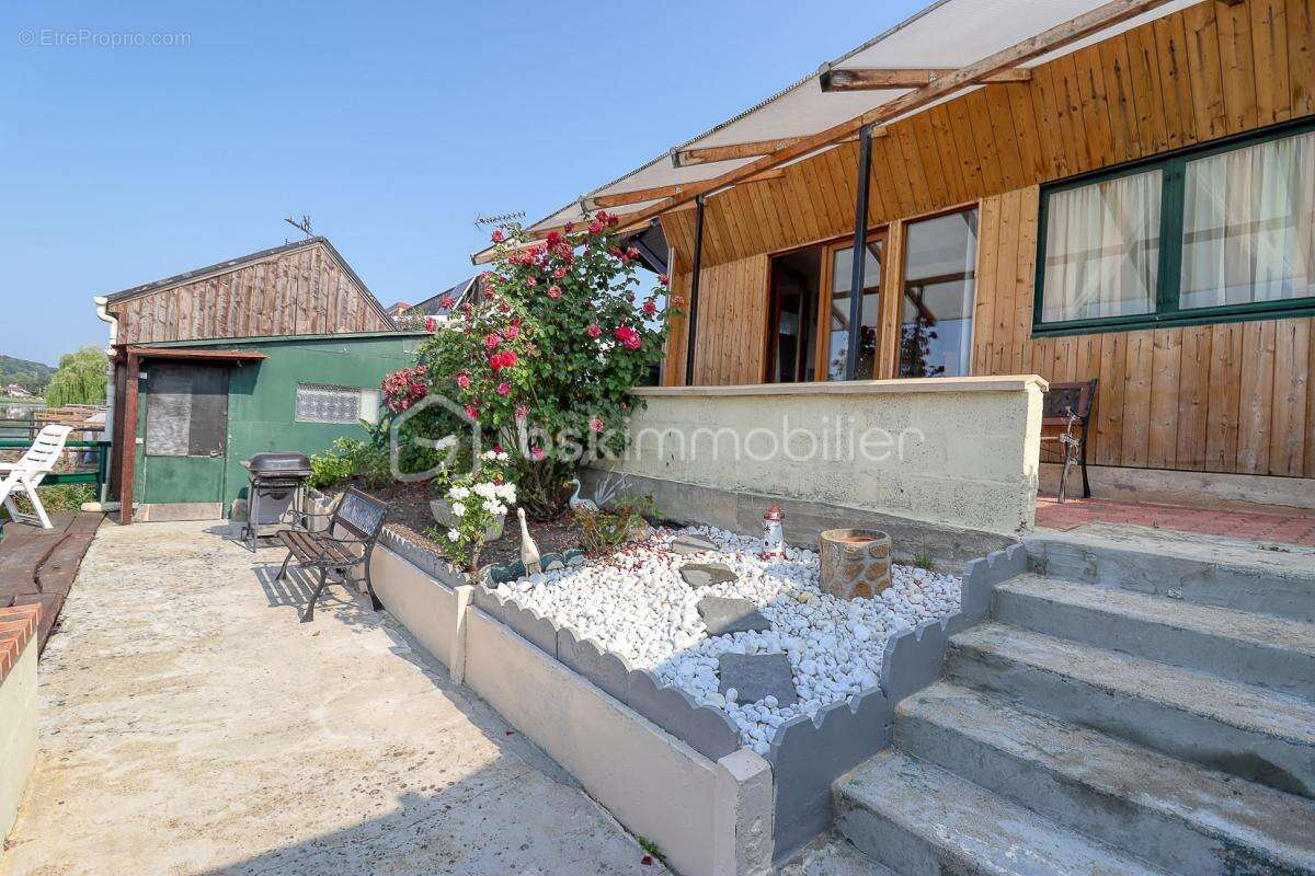 Terrain de loisirs avec bungalow et ponton - photo 3