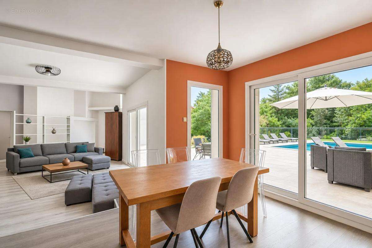 Maison de 8 pièces de 210 m² à Saint-Cyr-sur-le-Rhône - photo 7