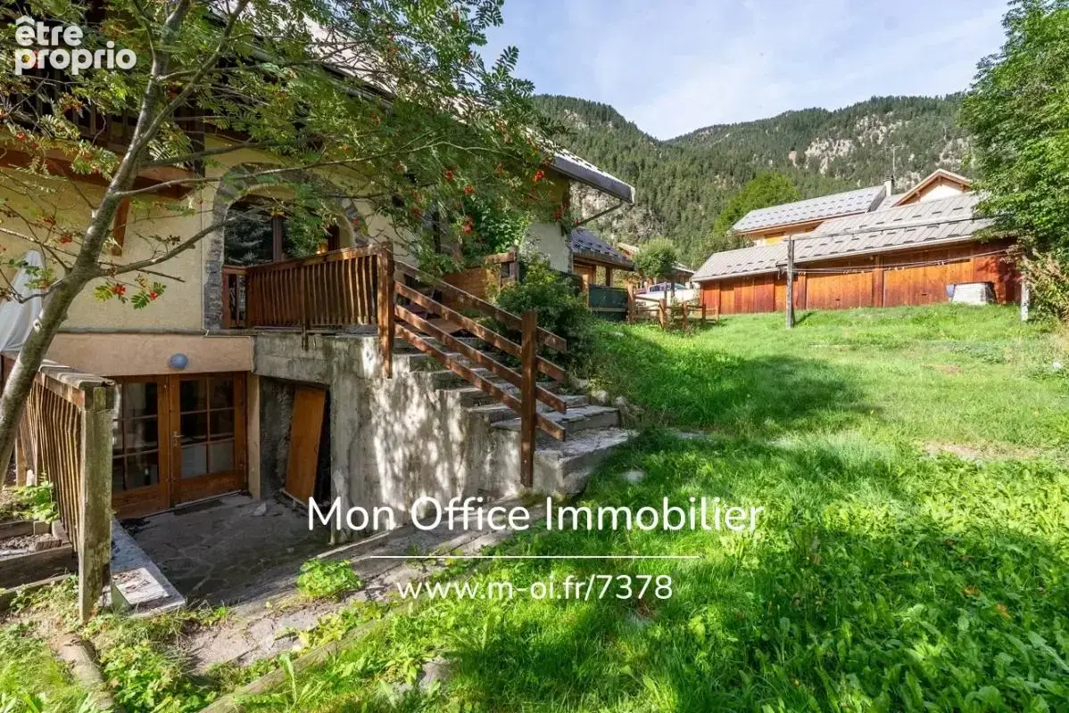 Référence : 7378-SCN - Maison de 500 m2 avec 4 appartements au Val des Près - photo 12