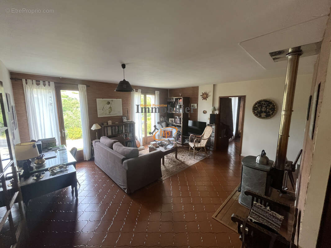 Maison individuelle avec garage, dépendances et terrain attenant. - photo 5