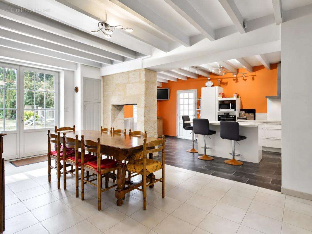 Maison pierre 141 m², piscine intérieure, 2 500 m² - Saint-Symphorien - photo 4