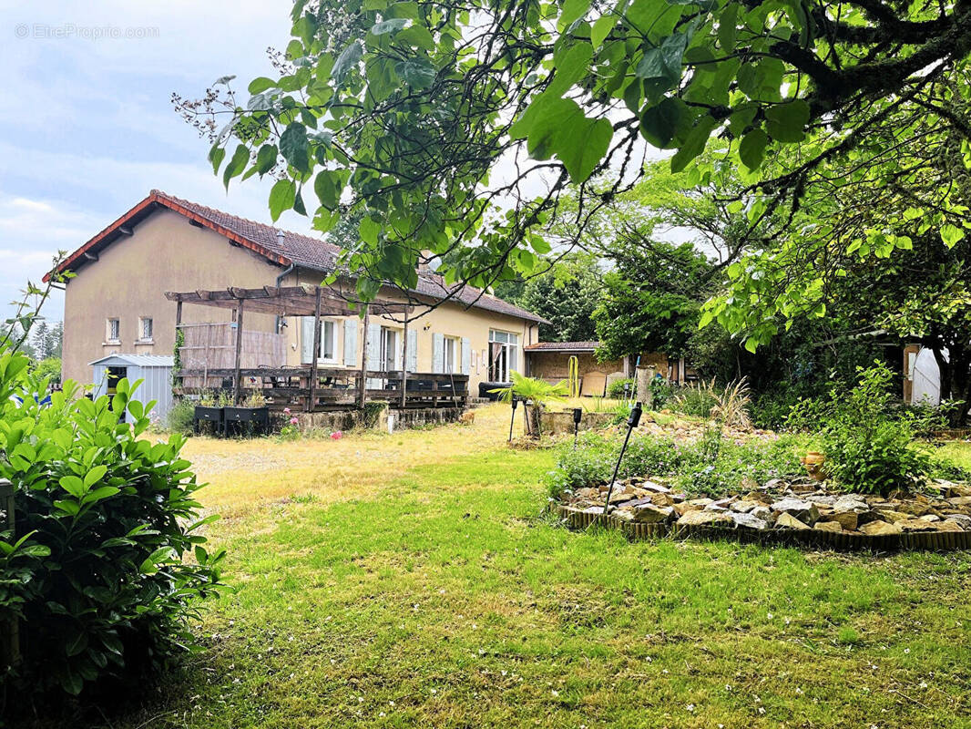 Maison à CHAMPAGNAC-LA-RIVIERE