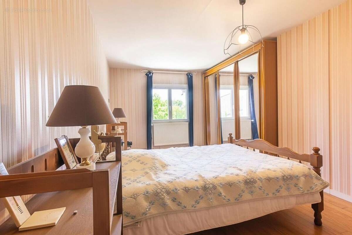 Maison 228 m² à La Lande-De-Fronsac  - photo 8