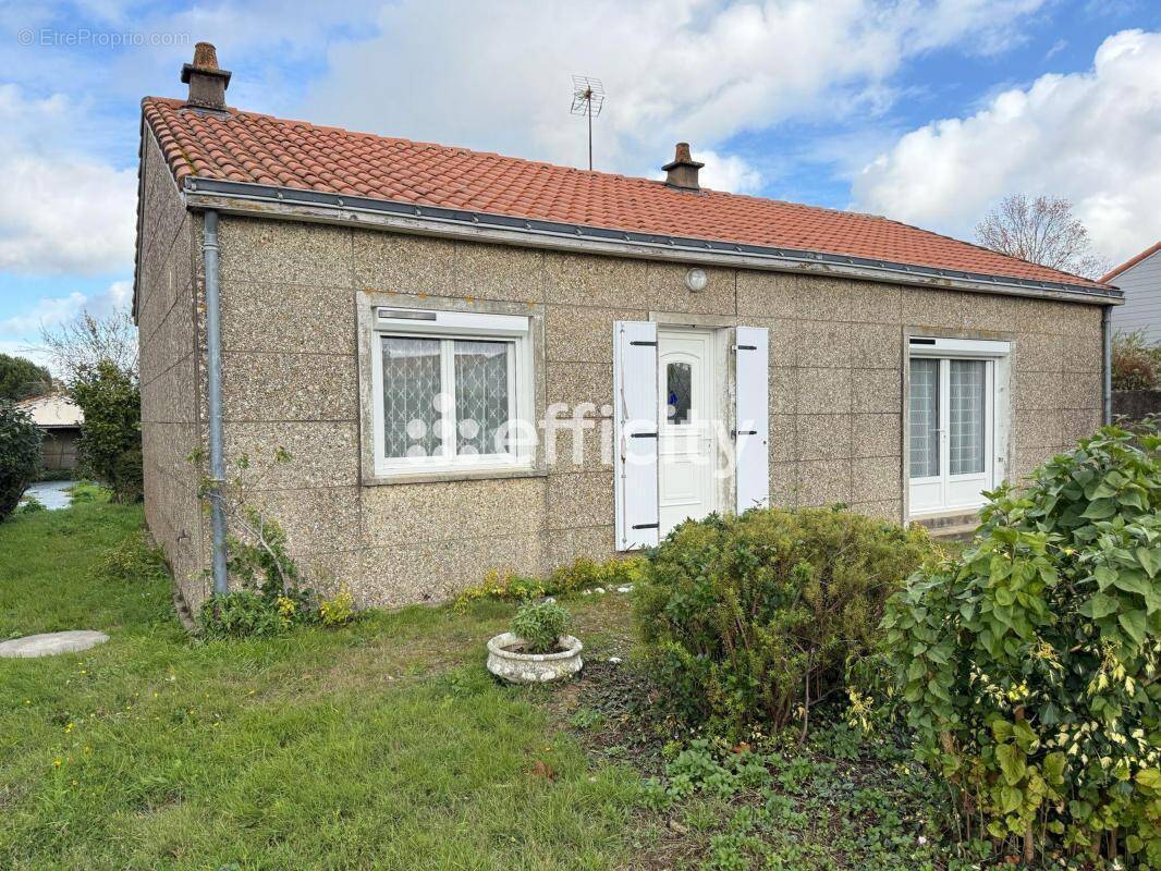 Maison à LES LANDES-GENUSSON