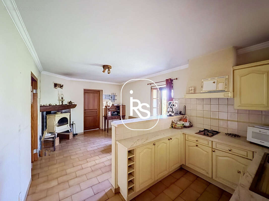 Une maison en pierre de 221 m2 avec 1,83 ha de terrain arboré, une piscine et un accès privé à la rivière. - photo 11