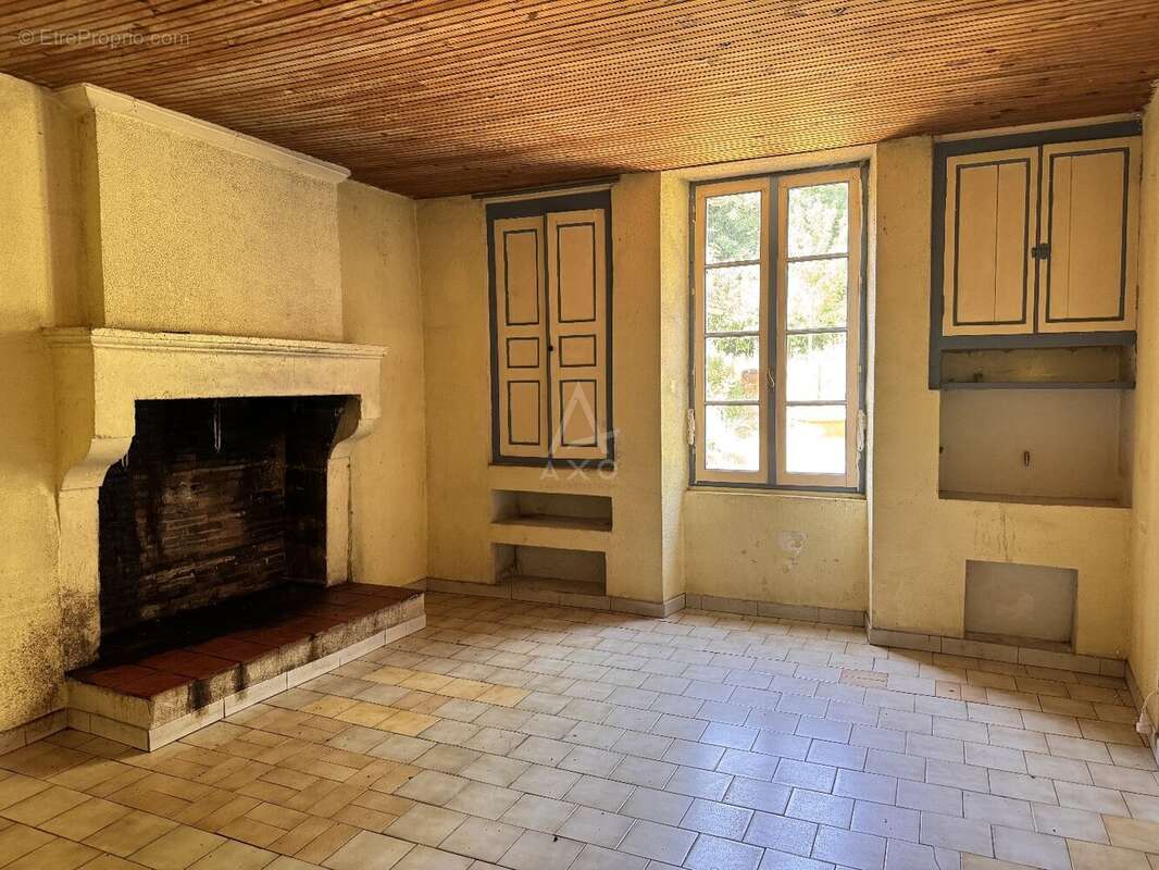 ttenaAuthentique maison charentaise à rénover avec dépendances et beau potentiel d'agrandissement - photo 5