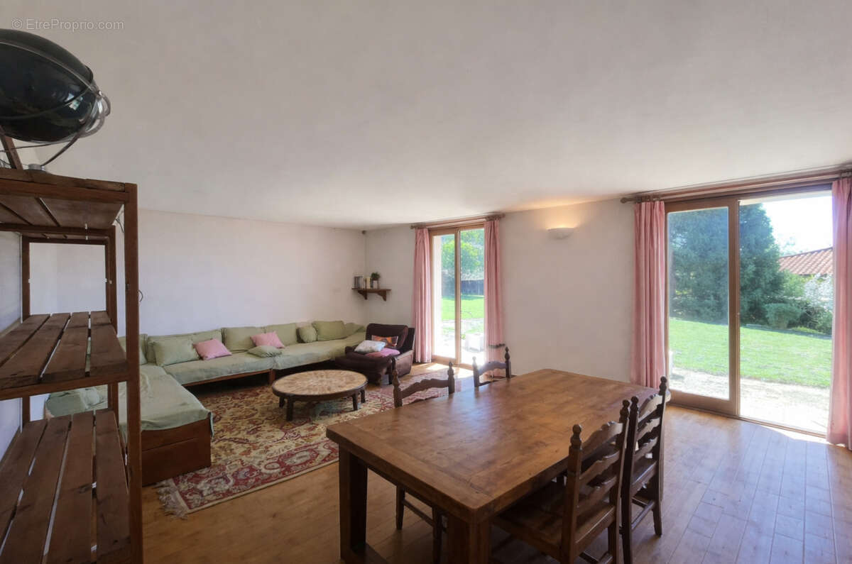 Maison à CEYZERIAT
