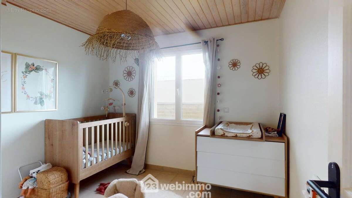 Première chambre enfant de 9m2 avec placard intégré. - Maison à SAINT-VINCENT-SUR-JARD