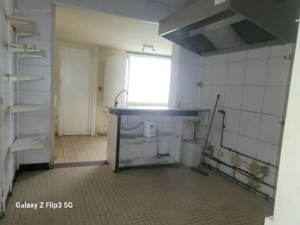 Local commercial 160 m² plus 60 M² jardin - photo 7