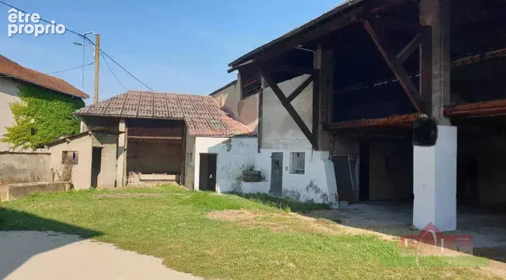 BEAUREPAIRE, Corps de ferme à rénover, à aménager de  726 m² sur un terrain de 928 m² - photo 3
