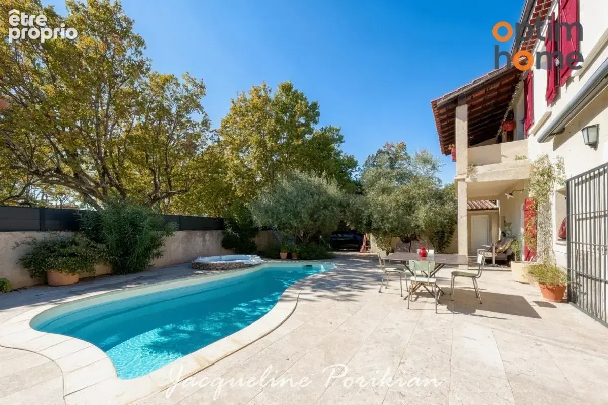 Saint Martin de la Brasque : Ancienne bergerie 5 pièces avec extérieur, garage  et piscine - photo 2