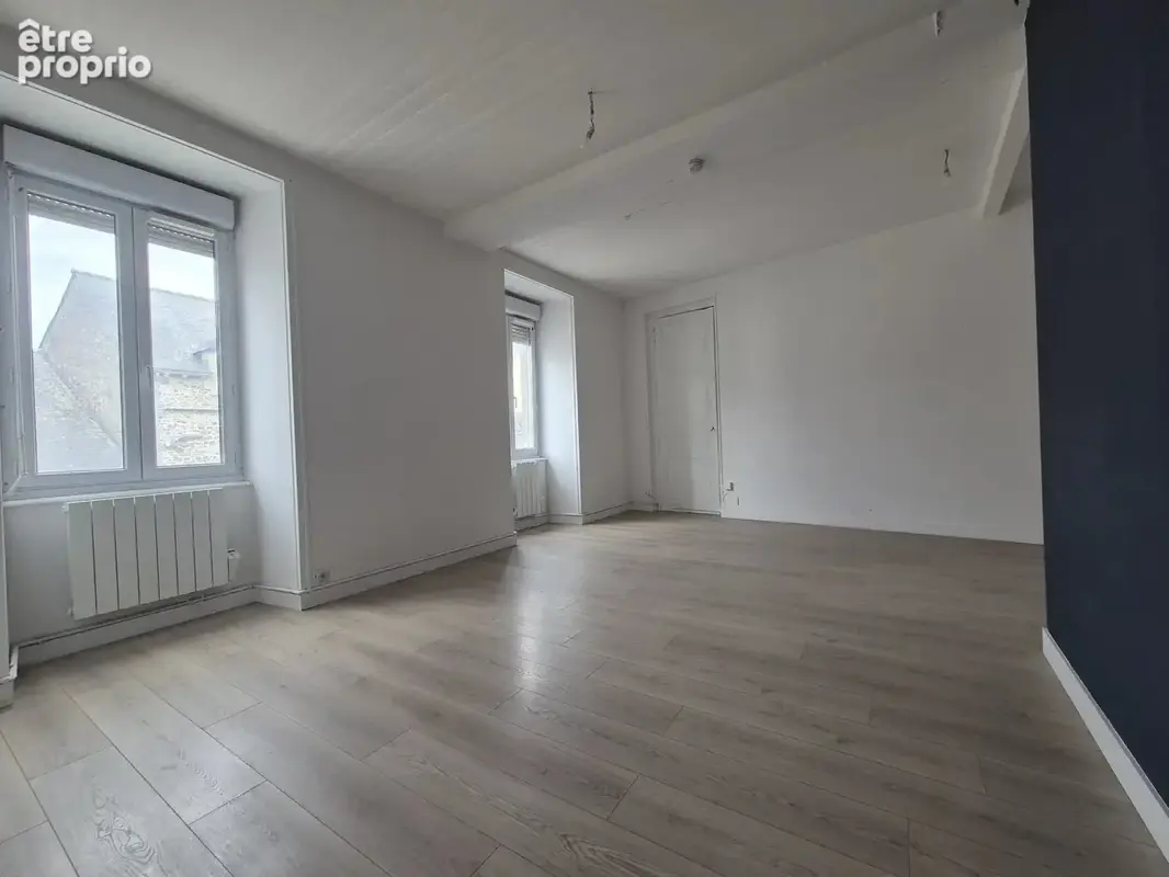 Saint pierre la cour immeuble de 170 m2 habitable de 3 logements a renover avec 3 places de parking - photo 2