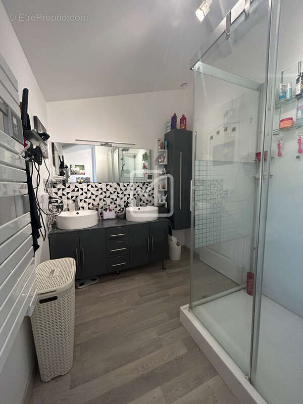 Maison de plain pied  - 150m2 - 5 chambres+ bureau et salle de jeux - 4150m2 de terrain et bois. - photo 9