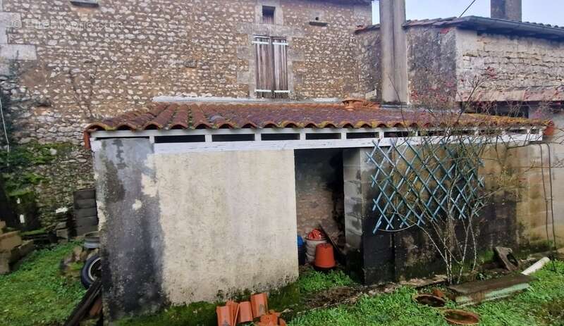 Grande maison à vendre 5 pièces FOUQUEBRUNE (16) + dépendances sur terrain d'env 6800 m2 - photo 30