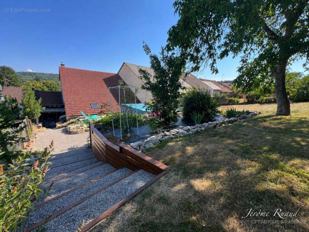 Maison de caractère rénovée de 205 m² avec jardin, bois, et grange - photo 18