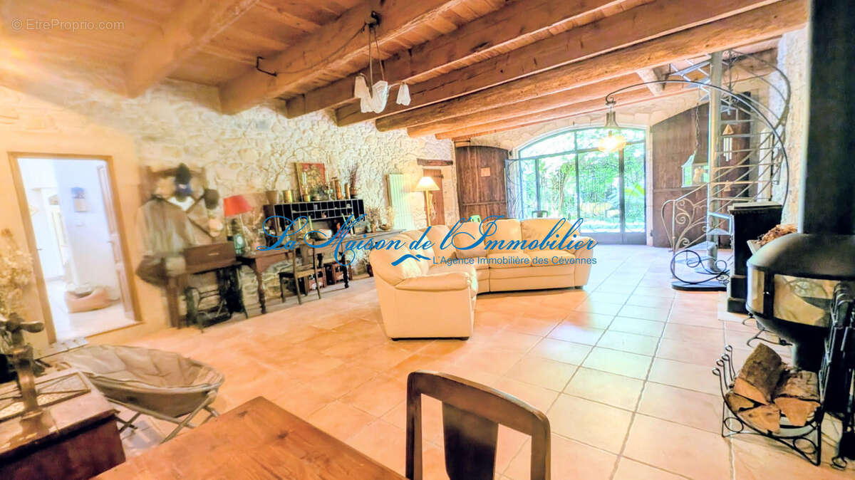 Axe ALES/NIMES, Maison en pierres de type F5 de caractère de 270 m2 hab, piscine, garage de 36 m2, sur 871 m2 - photo 3
