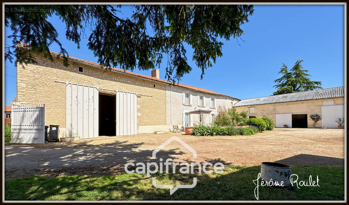 Maison en pierre à vendre Champigny-En-Rochereau (86), 6 pièces, 4 chambres, terrain 1 900 m² avec dépendances - photo 5