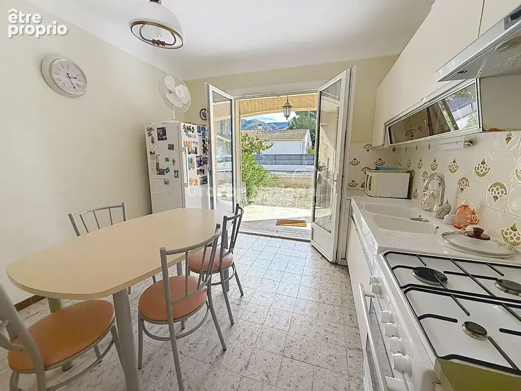 Maison familiale de plain-pied avec garage sur terrain de 802 m² - photo 5