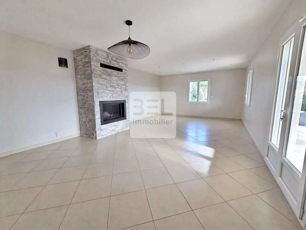 Maison à LA ROQUE-SUR-CEZE