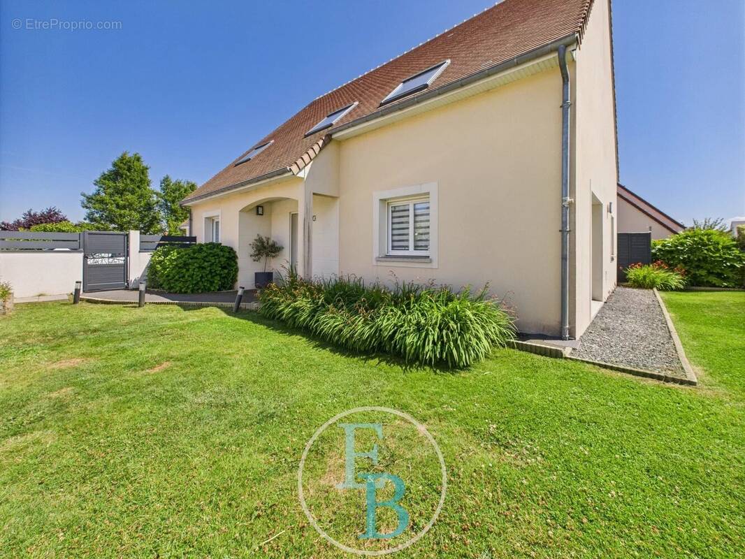 Maison - 235m2 - T8 - photo 2