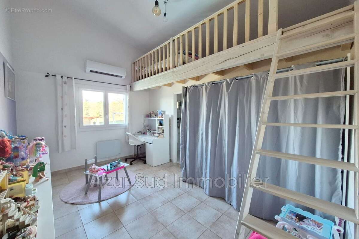 Maison à SAINT-CEZAIRE-SUR-SIAGNE