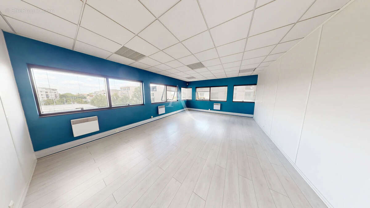 Local commercial CHILLY-MAZARIN 95.03 m² - photo 3