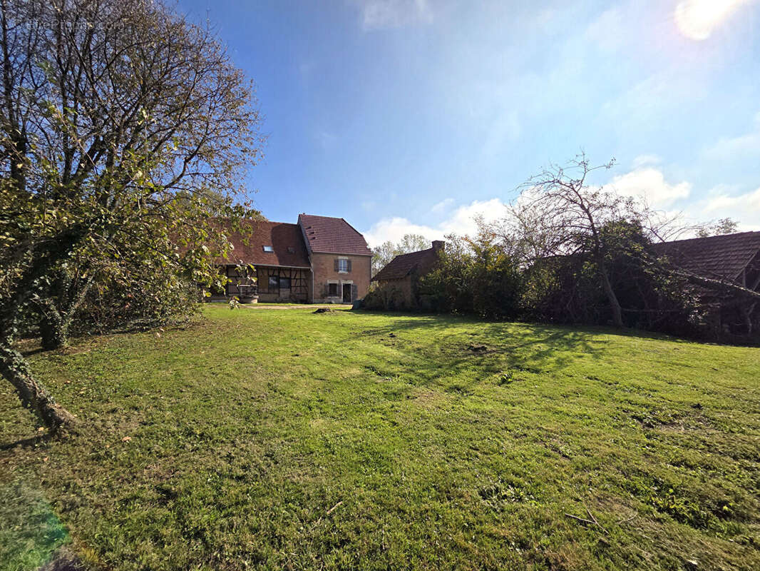 Maison à COMMENAILLES