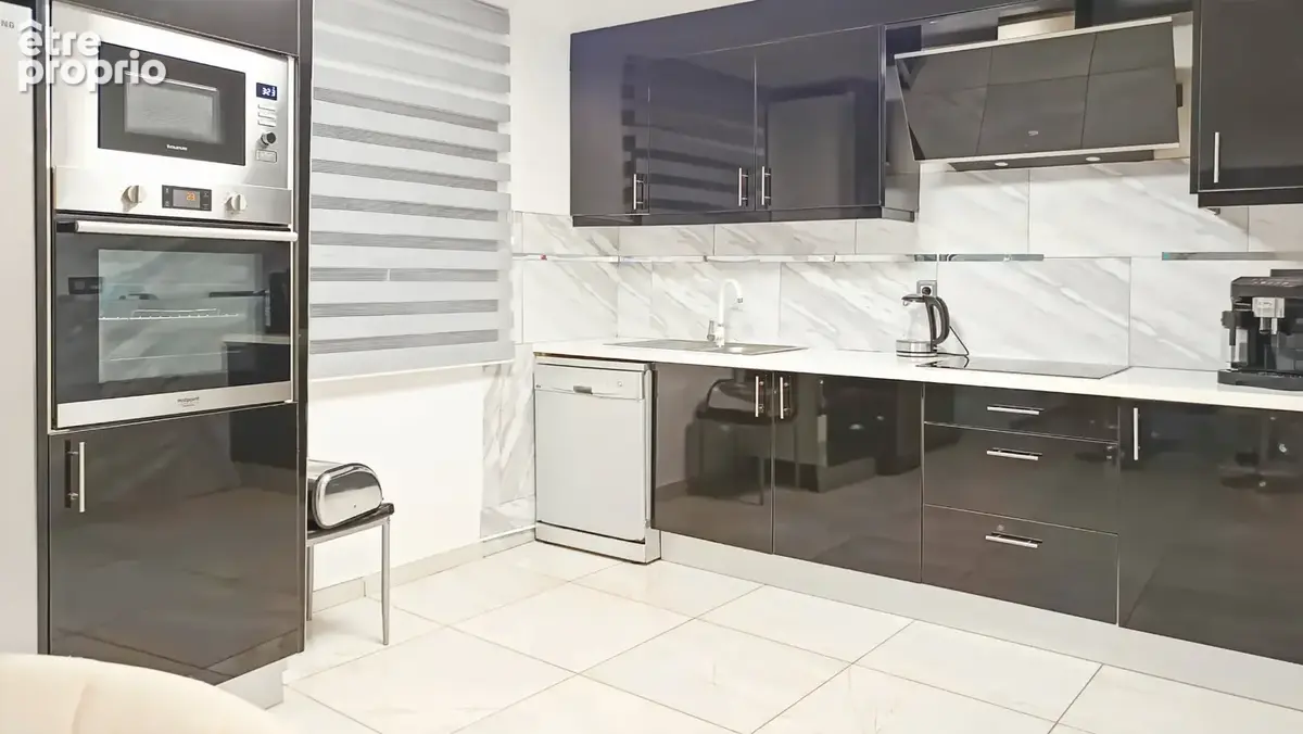 Maison familiale de 131 m² avec 4 chambres, véranda et grand garage à AYET - photo 7
