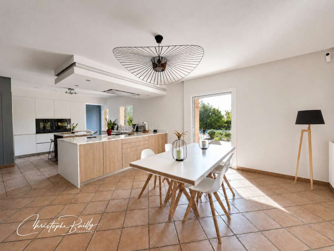 Maison familiale de 182 m² avec piscine et jardin arboré à Rouffiac-Tolosan (31180) - photo 2