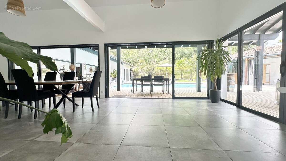 Villa d'architecte de type t8 de 220 m2 dont un appartement de 46 m2 avec piscine - photo 10