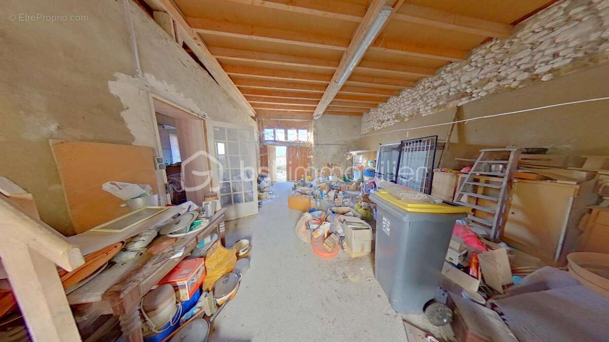 Maison Ancienne à rénover avec une grange et une cour 178 m² de terrain - photo 11