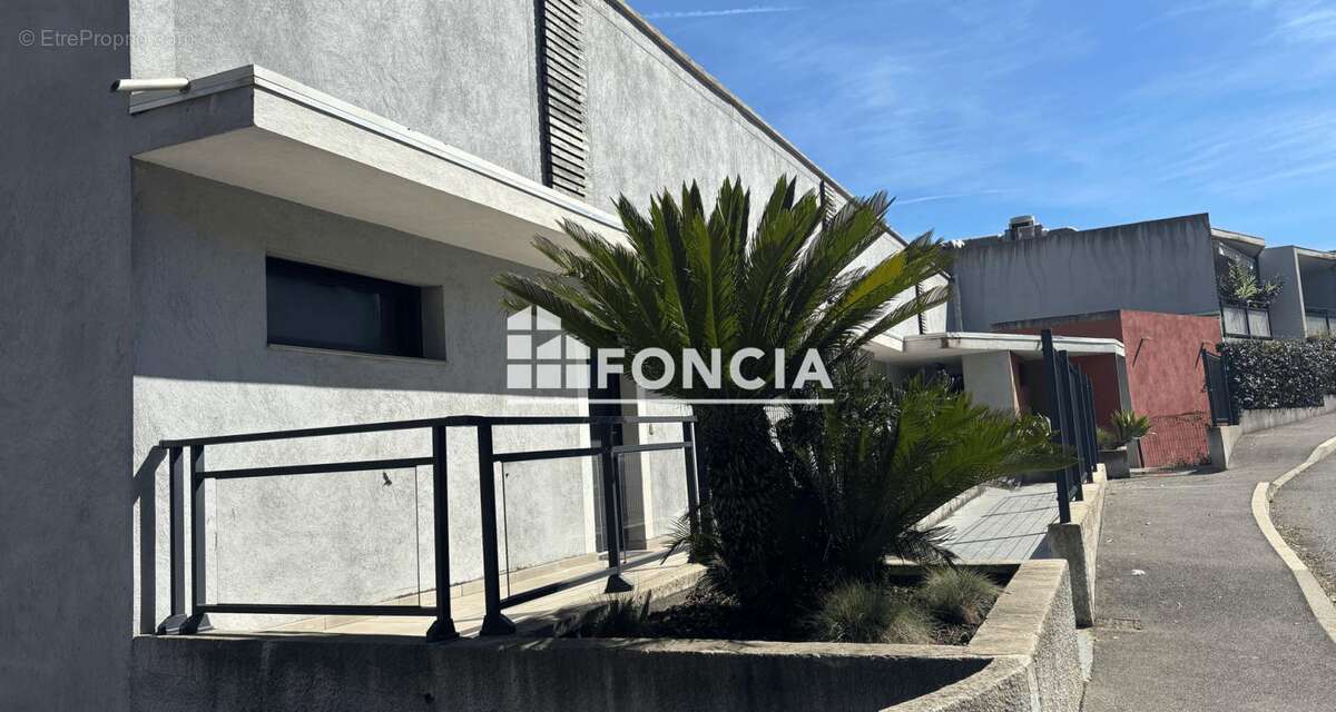VENCE - Studio 22m2 - parking sécurisé - cave - photo 3