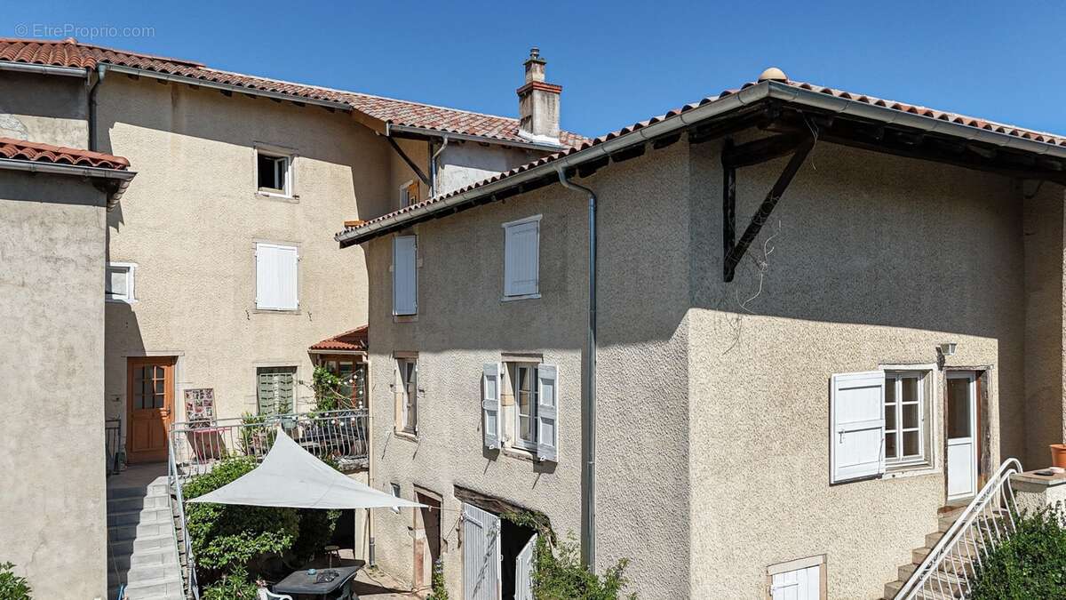 Villié-morgon – immeuble mixte – local commercial + habitation + dépendances - photo 2