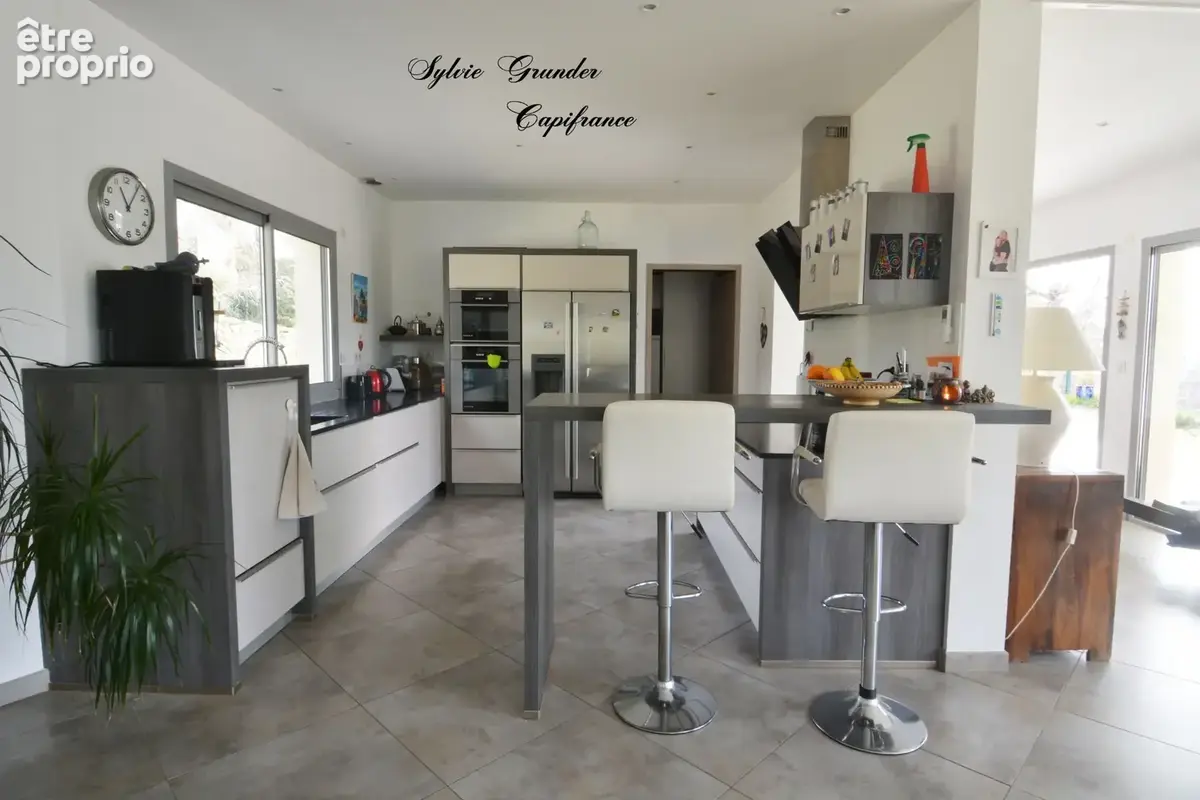 Dpt Bouches du Rhône (13), à vendre VERNEGUES maison P5 de 180 m² - Terrain de 1 300,00 m² - Plain pied - photo 4